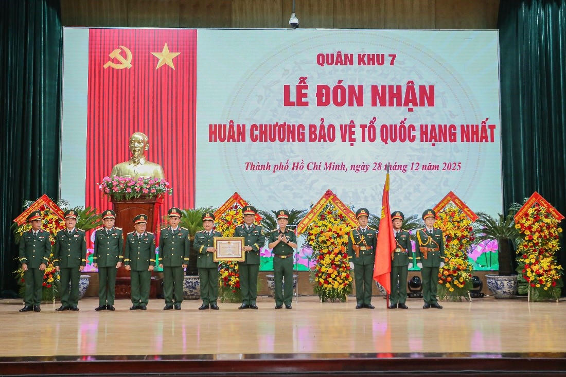 Đại tướng Phan Văn Giang, Ủy viên Bộ Chính trị, Phó Bí thư Quân ủy Trung ương, Bộ trưởng Bộ Quốc phòng thừa ủy quyền của Chủ tịch nước trao tặng Huân chương Bảo vệ Tổ quốc hạng Nhất cho LLVT Quân khu 7