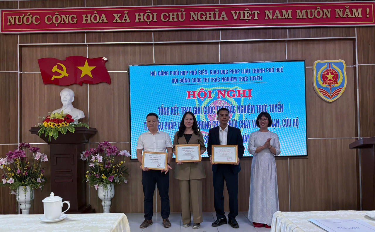 Trao giải Nhì cho các tập thể đạt giải&nbsp;