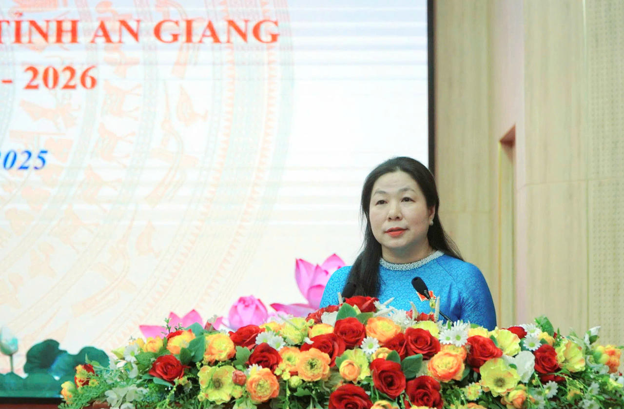 Phó Chủ tịch Thường trực HĐND tỉnh An Giang Lê Hồng Thắm phát biểu tại Hội nghị.