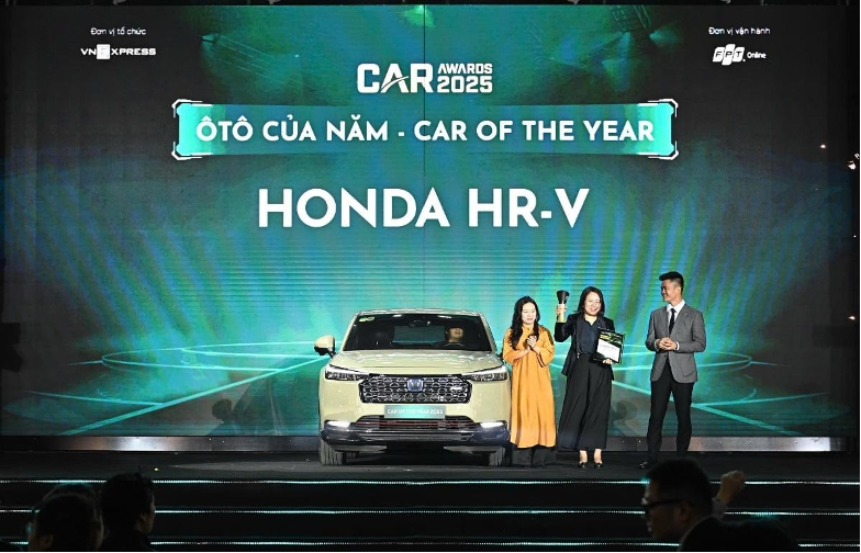 Ban tổ chức trao Giải “Ôtô của năm” toàn thị trường 2025 cho đại diện Công ty Honda Việt Nam – Bà Đỗ Thu Hoàng – Phó TGĐ Thứ Nhất