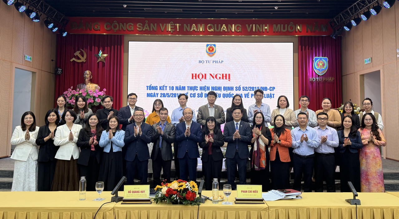 Các đại biểu chụp ảnh lưu niệm tại Hội nghị.