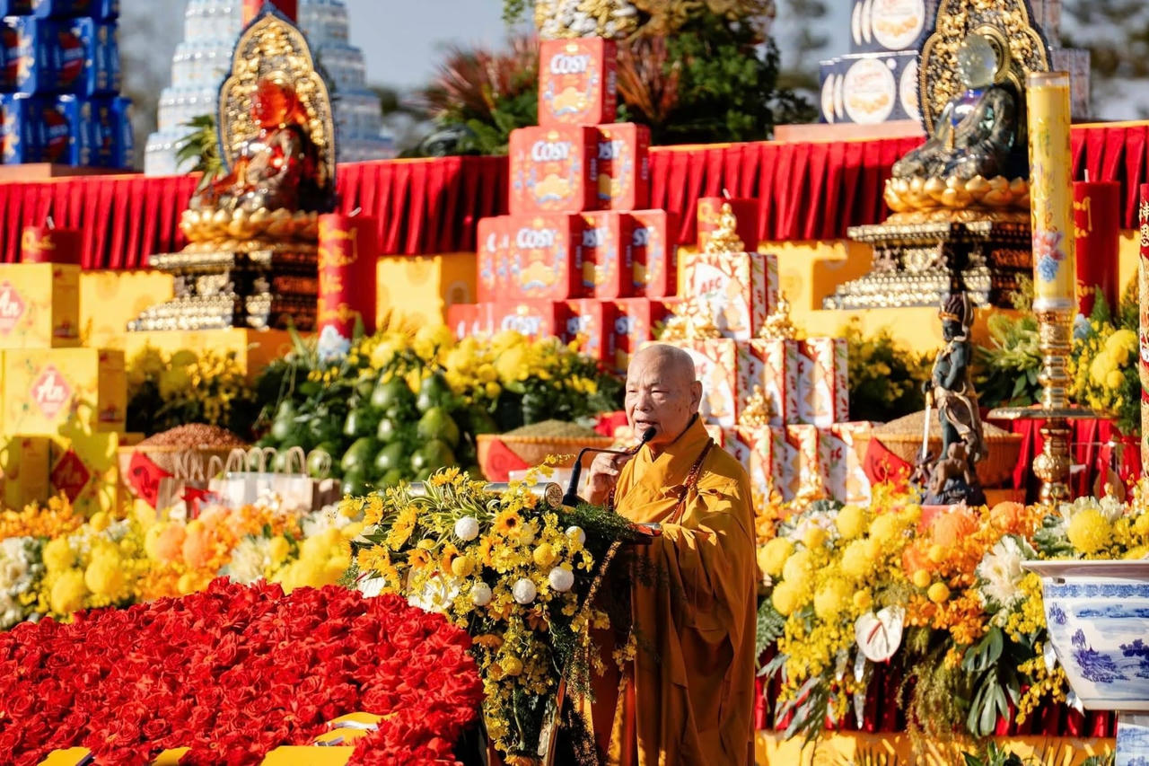 Trưởng lão Hòa thượng Thích Thiện Nhơn, Phó Pháp Chủ Hội đồng chứng minh Giáo hội Phật giáo Việt Nam phát biểu tại Đại lễ cầu quốc thái dân an trên đỉnh núi Bà Đen.