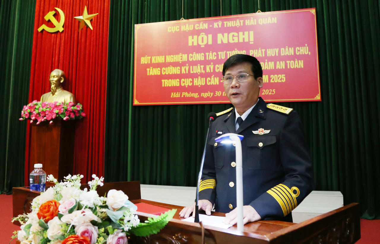 Đại tá Nguyễn Văn Lâm, Chủ nhiệm Chính trị Cục Hậu cần-Kỹ thuật báo cáo kết quả công tác tư tưởng, phát huy dân chủ, tăng cường kỷ luật, kỷ cương và bảo đảm an toàn.