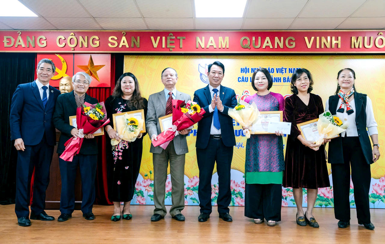 Ban Chủ nhiệm CLB khen thưởng cho các cá nhân, tập thể có thành tích xuất sắc trong hoạt động CLB năm 2025.&nbsp;( Ảnh: CLB Ảnh báo chí )