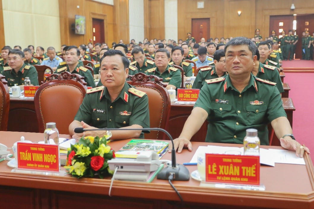 Trung tướng Lê Xuân Thế, Phó Bí thư Đảng ủy, Tư lệnh Quân khu chủ trì hội nghị; Trung tướng Trần Vinh Ngọc, Bí thư Đảng ủy, Chính ủy Quân khu tham dự hội nghị.