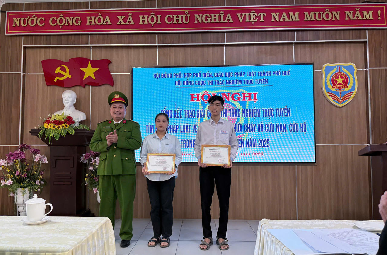 Trao giải phụ cho các cá nhân đạt giải cuộc thi&nbsp;