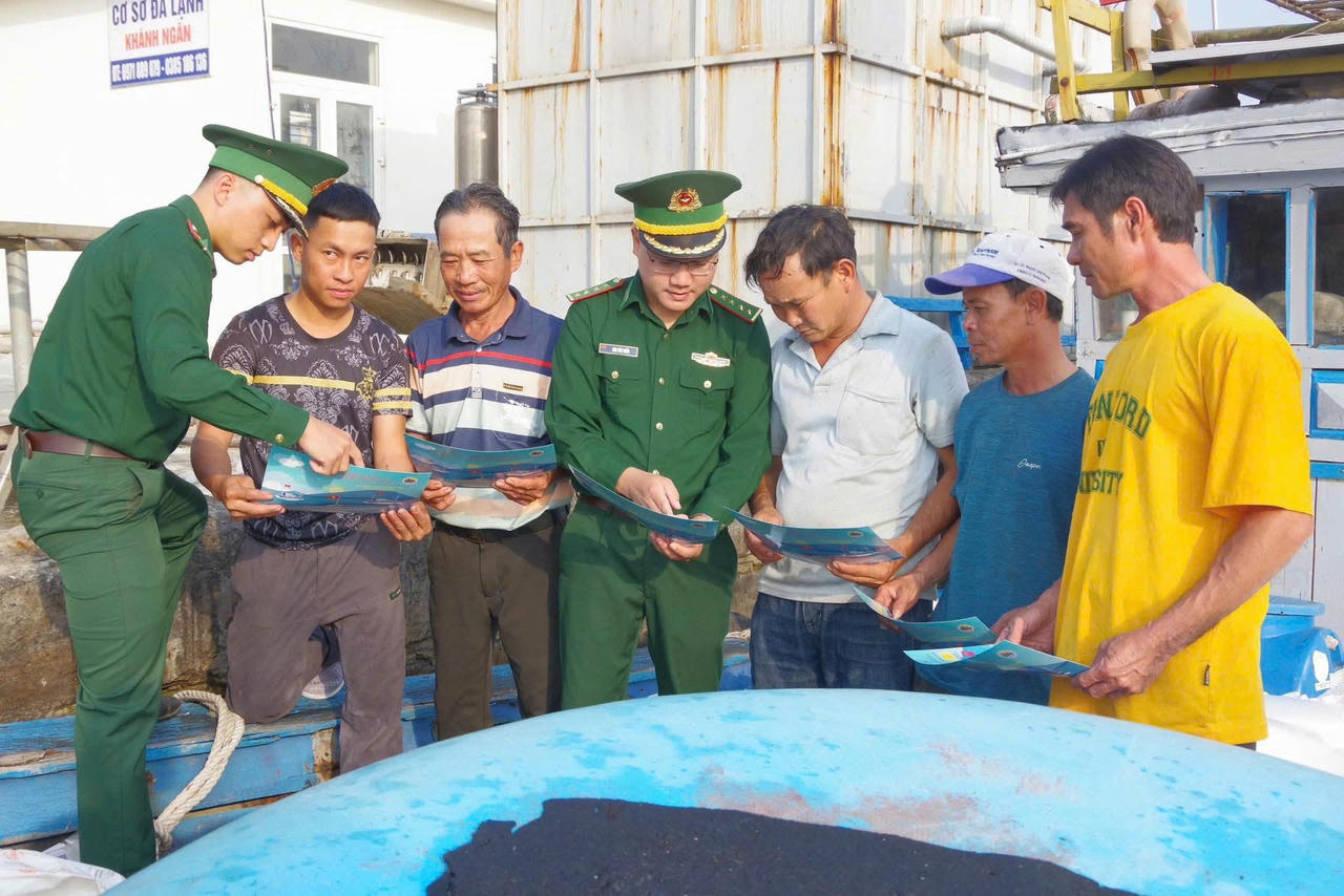 Lực lượng biên phòng Quảng Ngãi tuyên truyền phòng, chống khai thác IUU cho ngư dân.