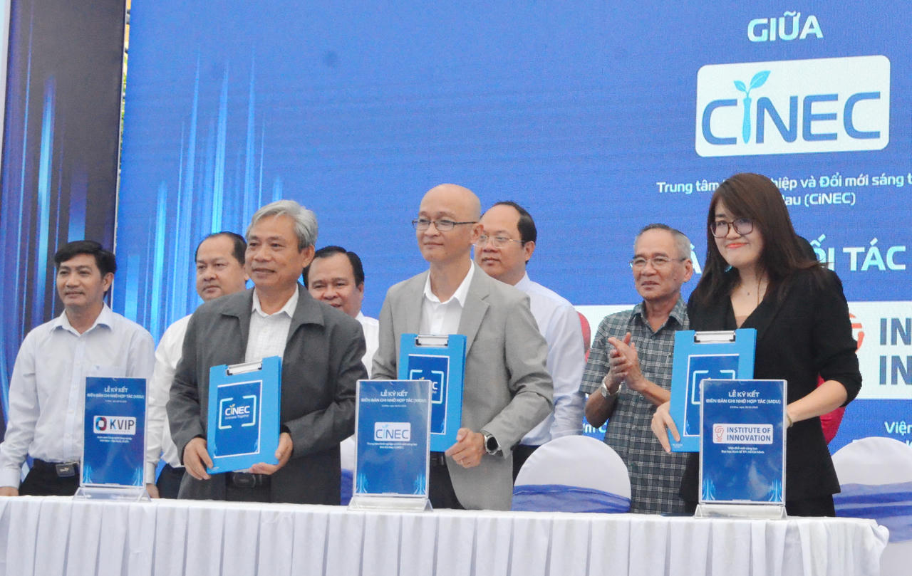 Lãnh đạo tỉnh Cà Mau chứng kiến lễ ký kết 4 thỏa thuận hợp tác (MOU) giữa Trung tâm Đổi mới sáng tạo và Khởi nghiệp – CiNEC với các đơn vị uy tín trong lĩnh vực đổi mới sáng tạo và ươm tạo khởi nghiệp.