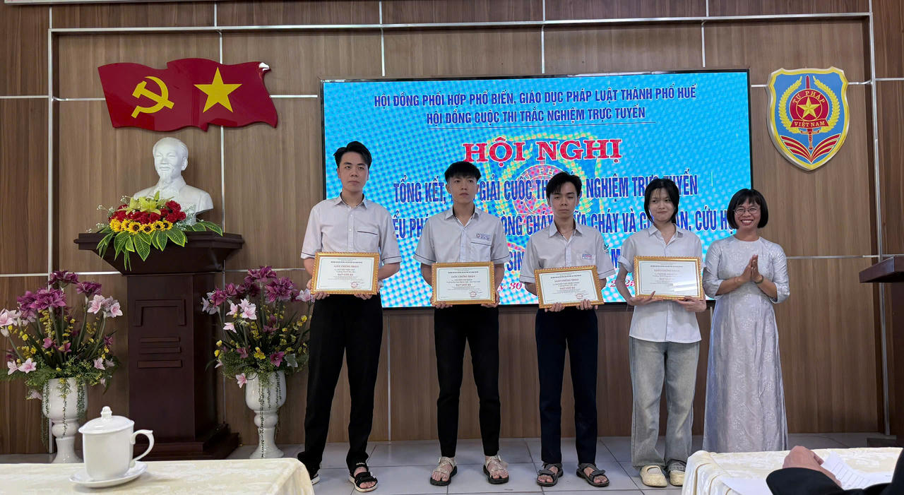 Bà Nguyễn Thị Xuân Nhi, Phó Giám đốc Sở Tư pháp TP Huế trao Ba cho các cá nhân đạt giải&nbsp;