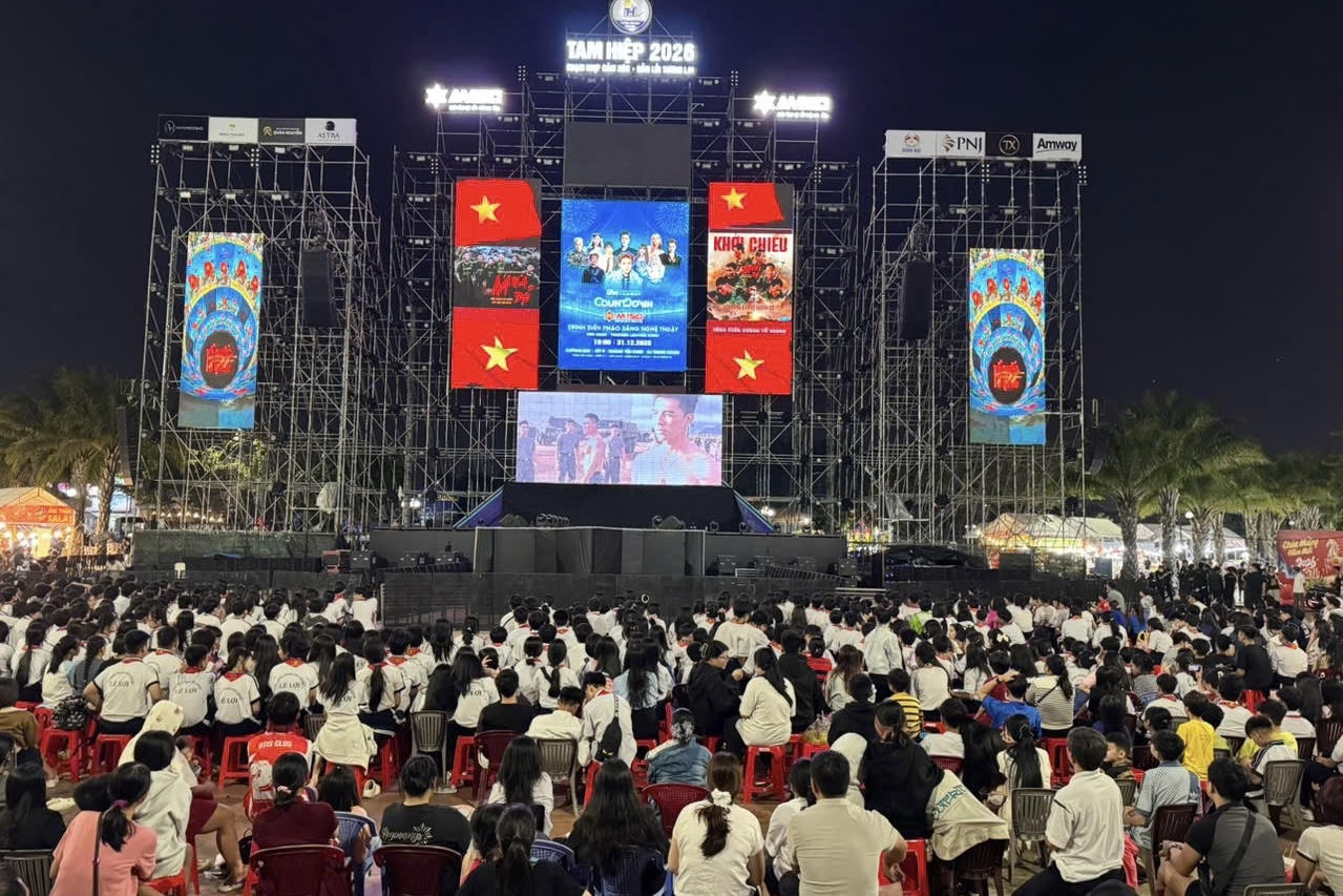 Người dân xem phim Mưa đỏ tại Công viên Dương Tử Giang.