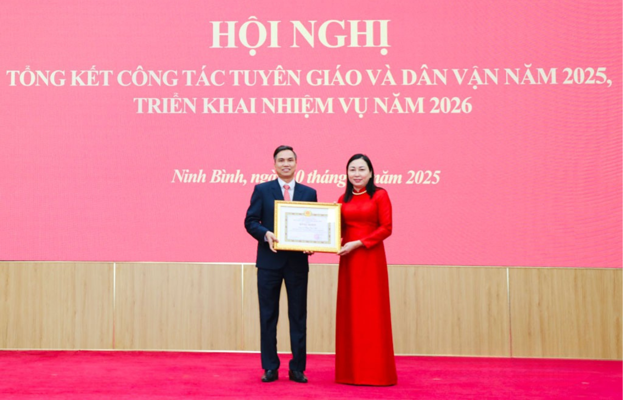 Bà Đinh Thị Lụa - Phó Bí thư Thường trực Tỉnh ủy Ninh Bình&nbsp;trao Bằng khen của Ban Tuyên giáo và Dân vận Trung ương cho ông Phạm Văn Hà, Phó Trưởng Ban Tuyên giáo và Dân vận Tỉnh ủy Ninh Bình&nbsp;(Ảnh: Trần Thoan)