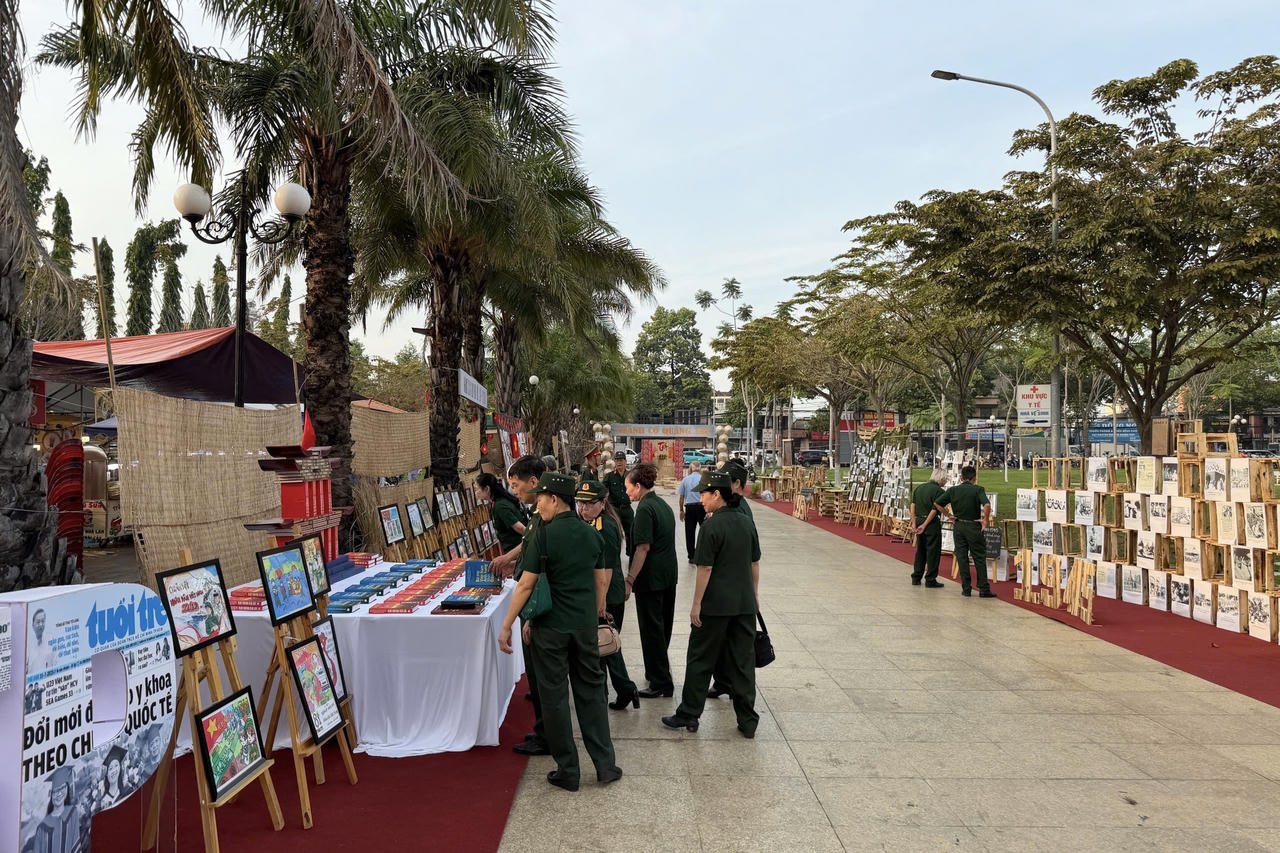 Các cựu chiến binh tham quan "Trạm ký ức" tại Công viên Dương Tử Giang.