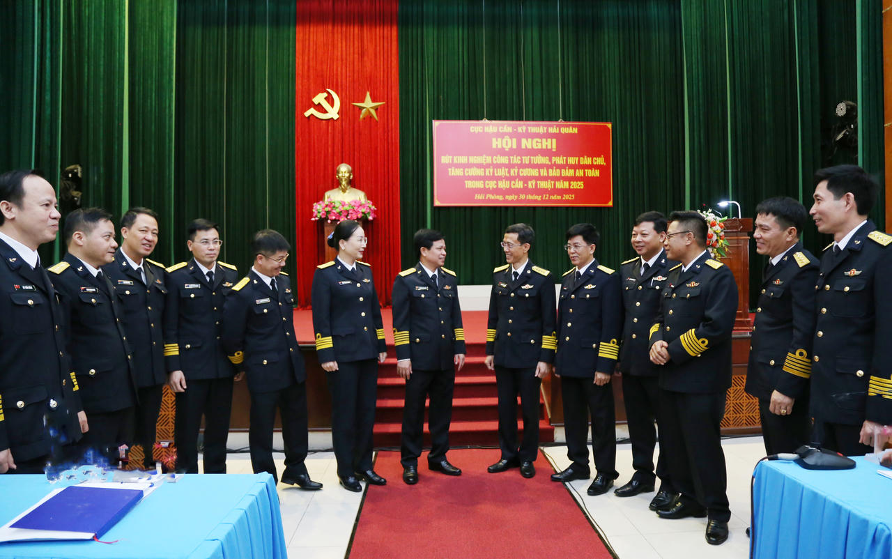 Các đại biểu trao đổi tại hội nghị.