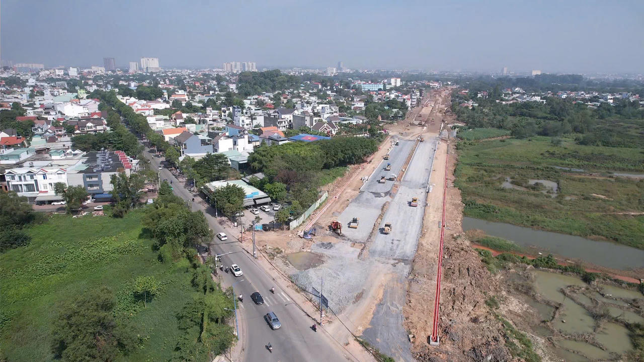 Đường trục trung tâm có đủ mặt bằng đang tăng tốc thi công, đẩy nhanh tiến độ hoàn thành.