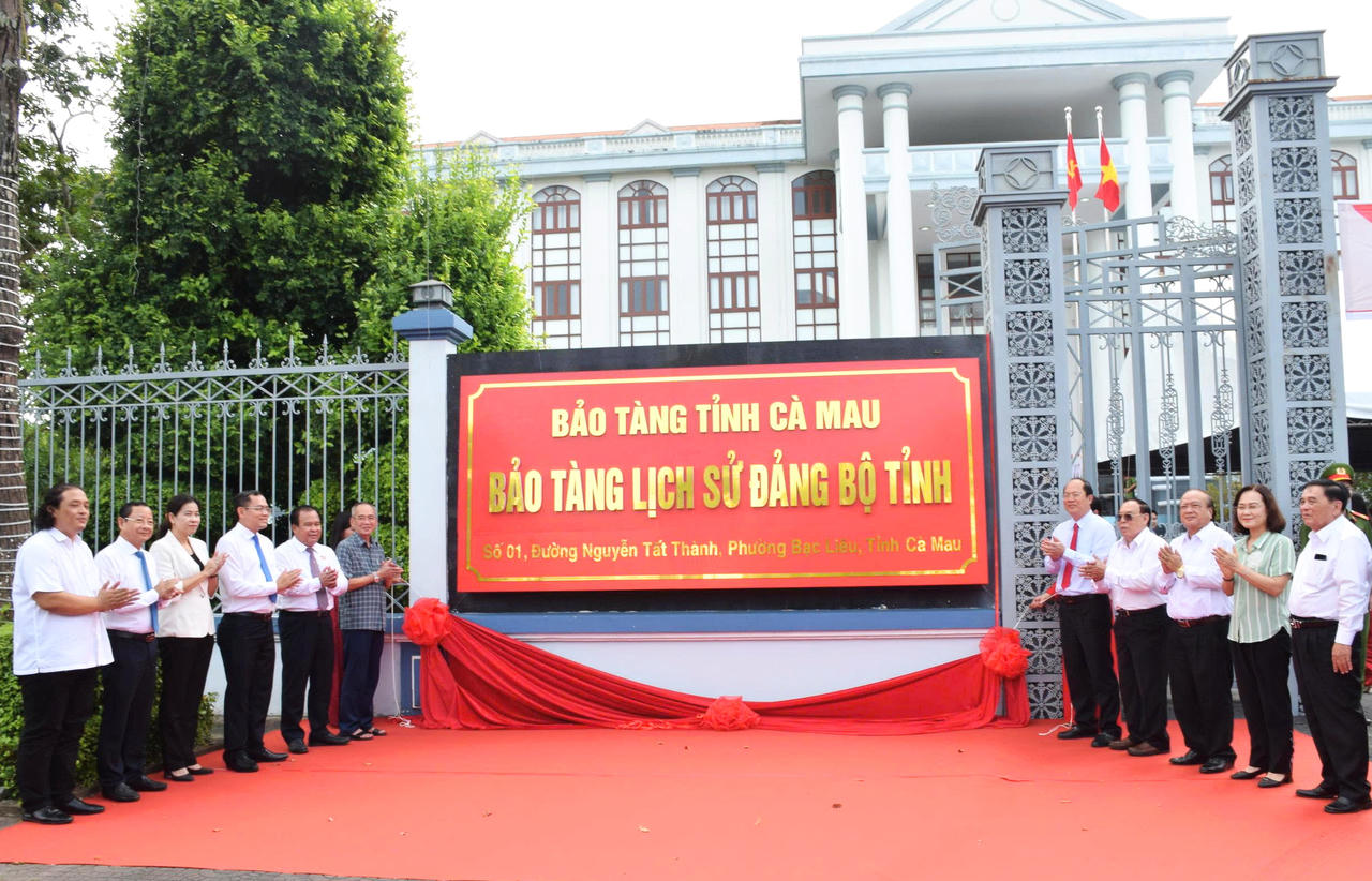 Đại biểu thực hiện nghi thức gỡ băng thành lập Bảo tàng Lịch sử Đảng bộ tỉnh Cà Mau.