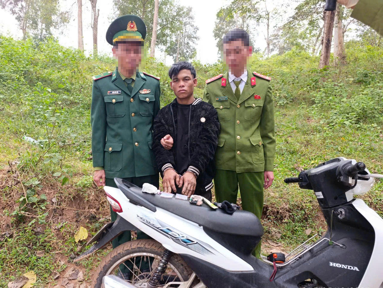 Đối tượng Phan (người Lào) bị bắt tại khu vực biên giới Việt Nam với hành vi tàng trữ trái phép chất ma túy. 