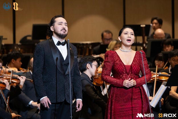 Hai nghệ sĩ khách mời Nazym Sagyntay và Rassul Zharmagambetov thăng hoa trong New Year Concert 2026