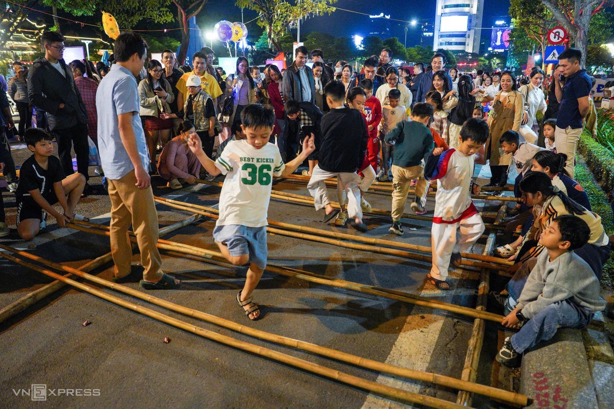 Phố đi bộ ven sông Hàn kín người. Ảnh: VNExpress