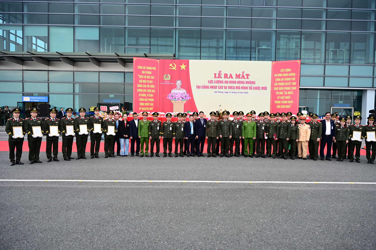 Các đại biểu chụp ảnh lưu niệm.