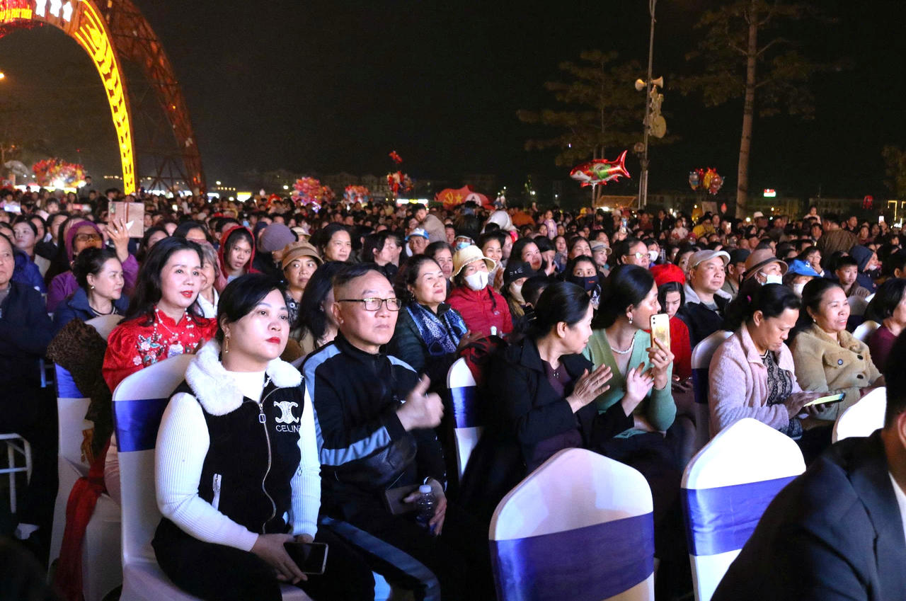 Chương trình thu hút đông đảo nhân dân và du khách tham dự