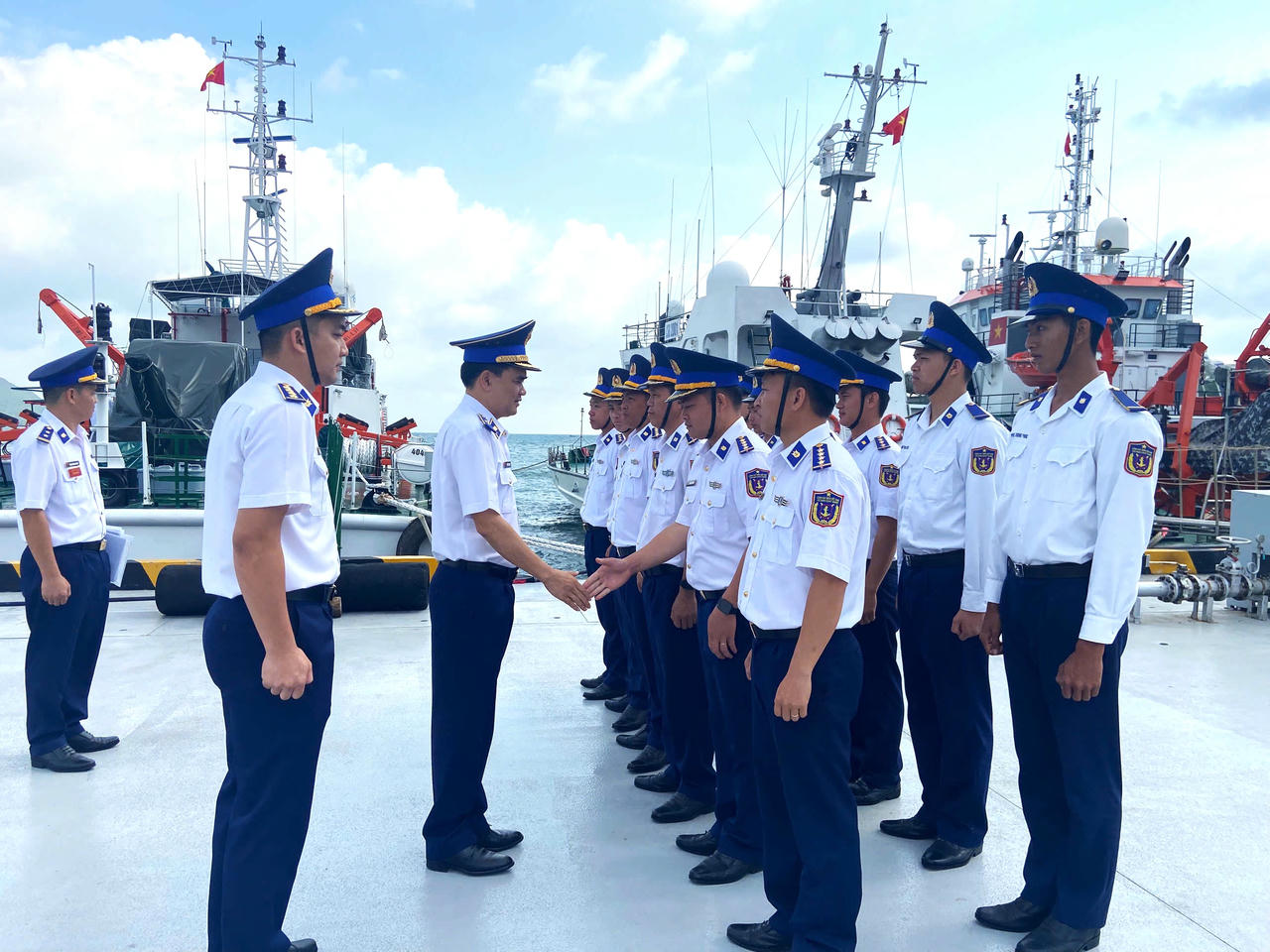 Thiếu tướng Trần Văn Lượng - Phó Tư lệnh, Tham mưu trưởng Cảnh sát biển Việt Nam thăm, làm việc với cán bộ, chiến sĩ Hải đội 401