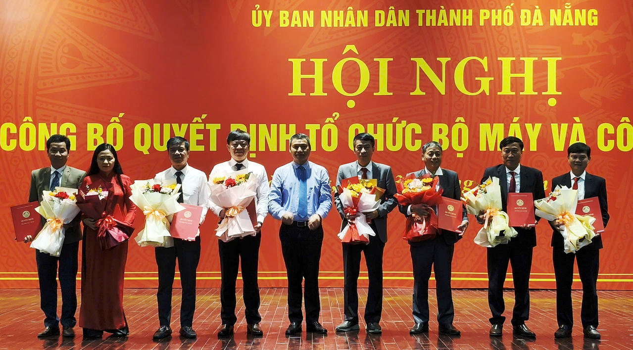 Lãnh đạo UBND TP Đà Nẵng trao quyết định cho các cán bộ.&nbsp;