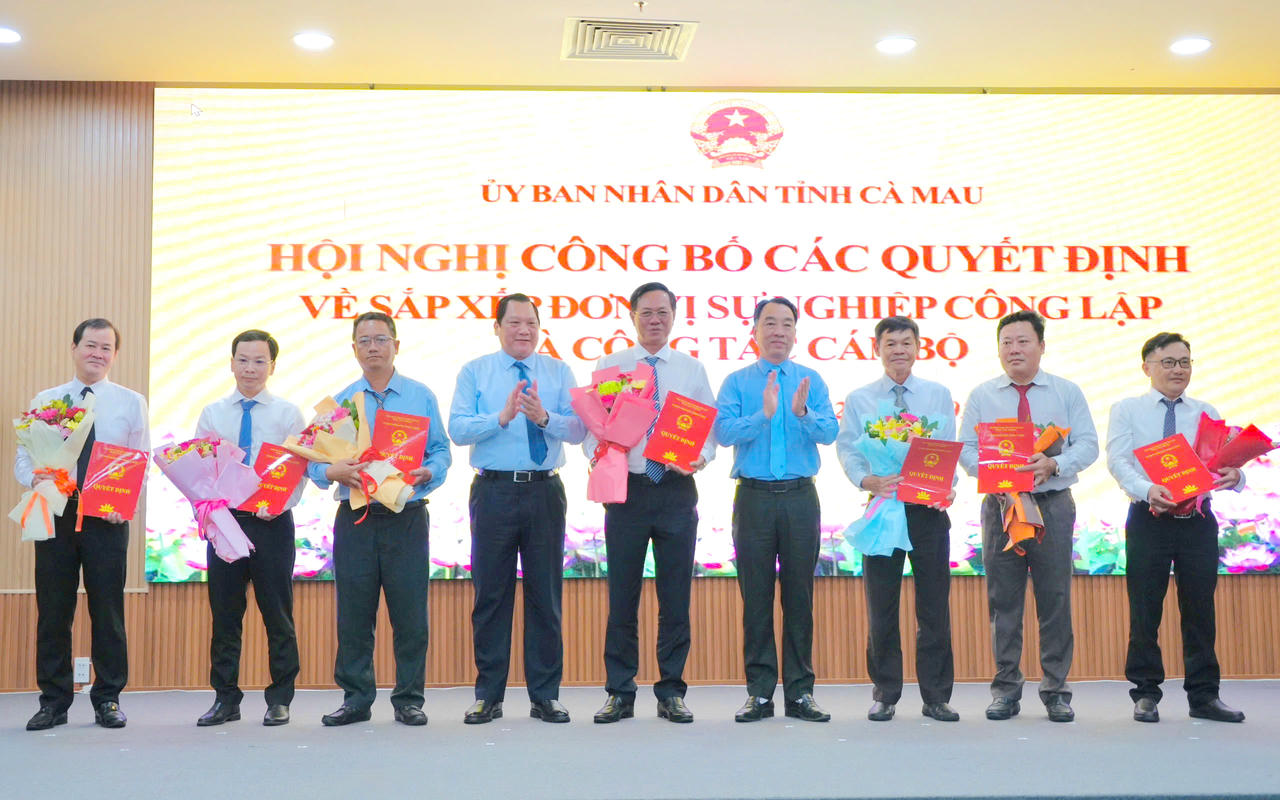 Ông Lữ Quang Ngời – Phó Bí thư Tỉnh ủy, Chủ tịch UBND tỉnh (bên phải) và ông Lâm Văn Bi - Ủy viên BTV Tỉnh ủy, Phó Chủ tịch Thường trực UBND tỉnh trao Quyết định và hoa bổ nhiệm chức vụ lãnh đạo cho các cá nhân.