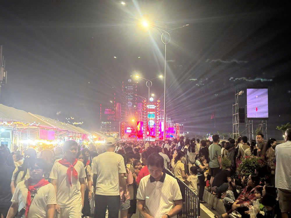 Từ hơn 19h, hàng chục ngàn người dân phủ kín đường ven sông để xem trình diễn.