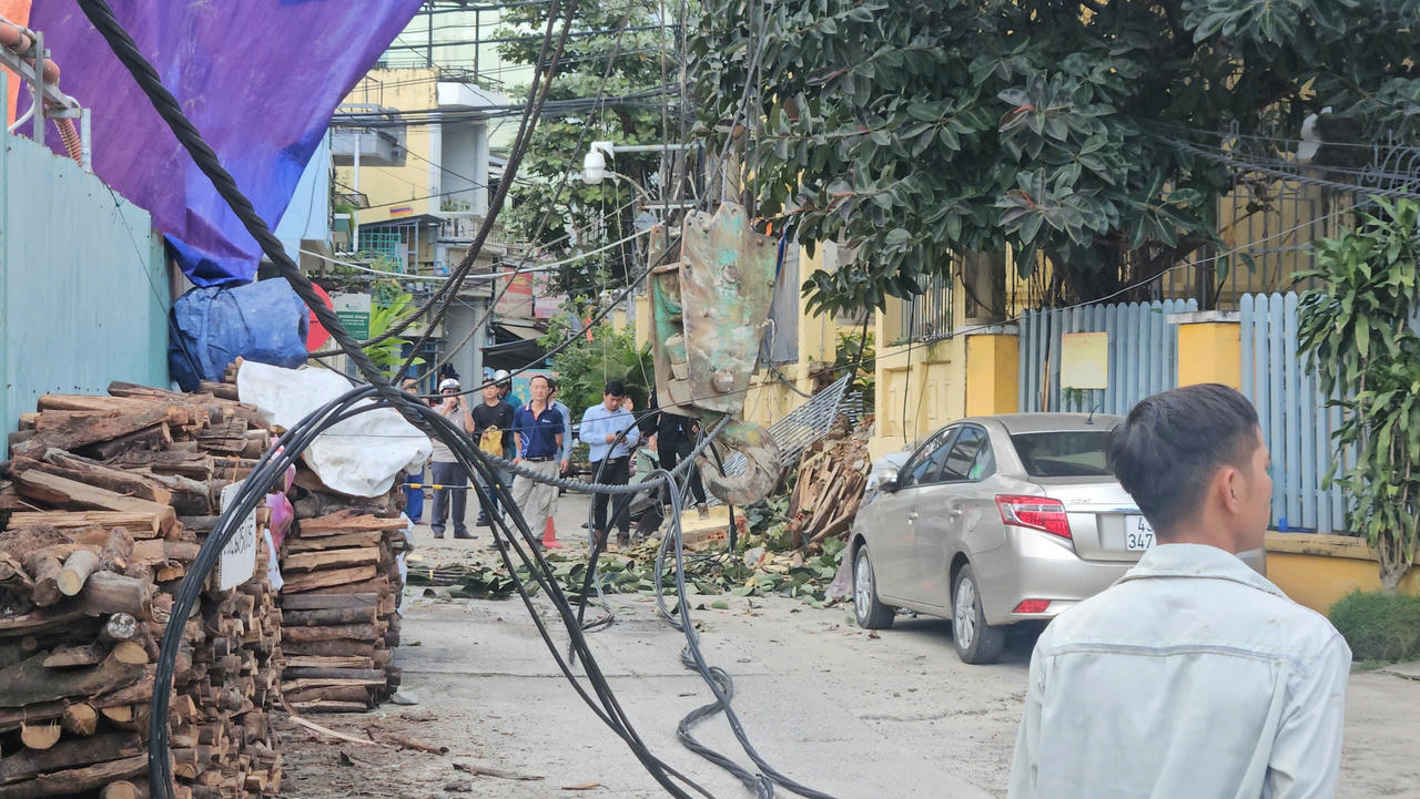 Cần cẩu sau khi gãy đã đè lên hệ thống dây điện.