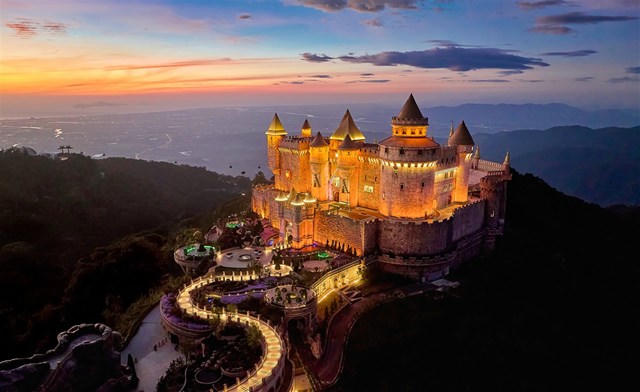Vẻ đẹp tráng lệ của Lâu đài Mặt Trăng dưới ánh hoàng hôn.
