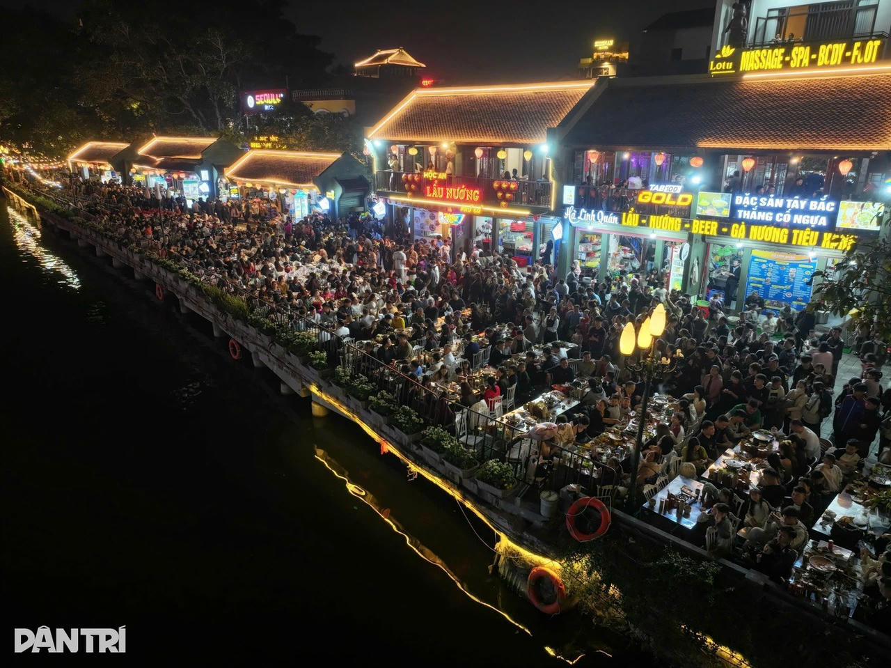 Phố cổ Hoa Lư đông kín người không còn chỗ trống (Ảnh: Thái Bá - Dân Trí).

