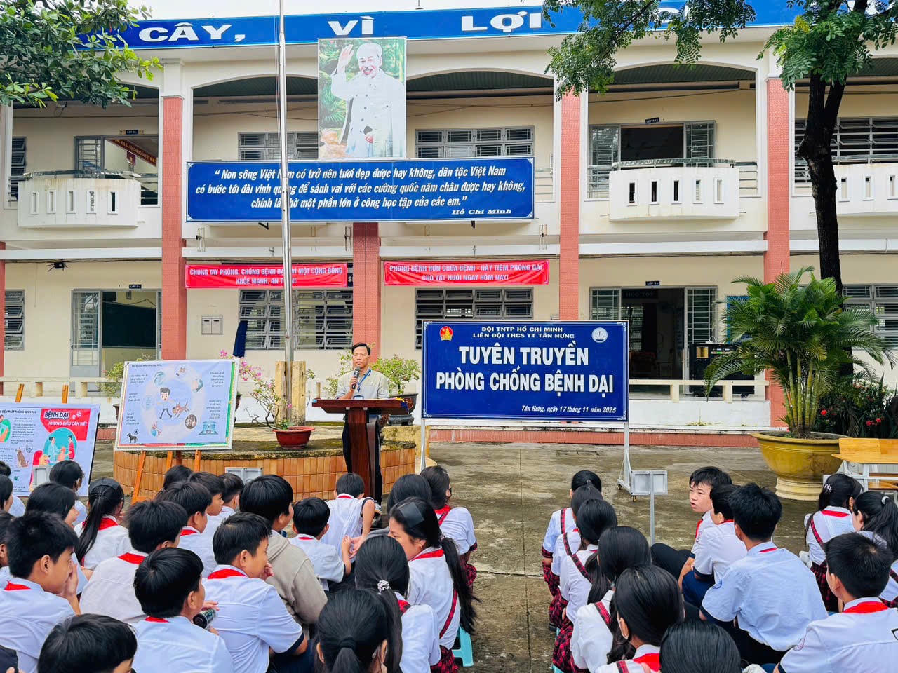 Thầy cô và học sinh Trường THCS Thị trấn Tân Hưng trao đổi thông tin về phòng chống bệnh dại