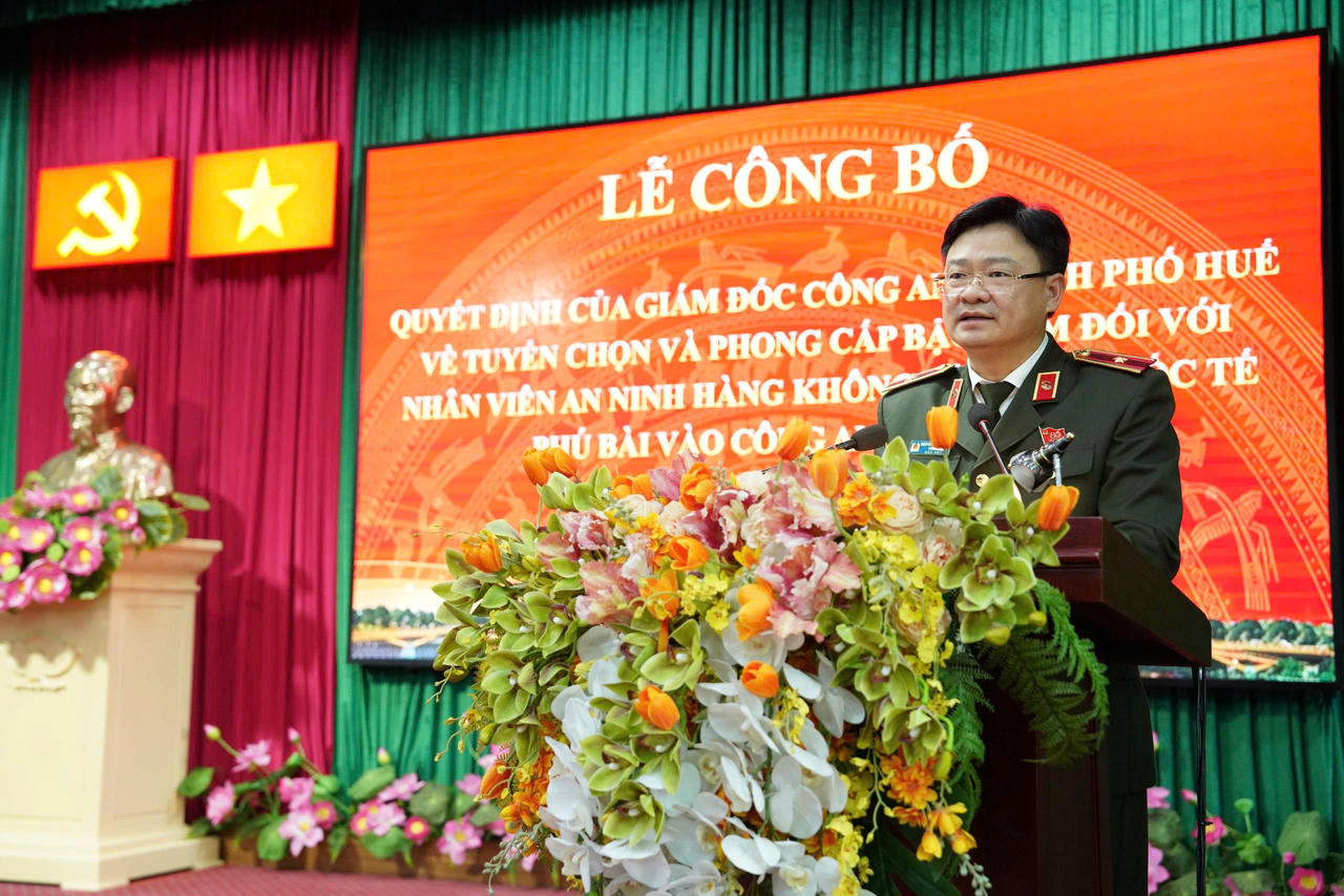 Thiếu tướng Nguyễn Thanh Tuấn, Giám đốc Công an thành phố Huế phát biểu chỉ đạo tại buổi lễ.