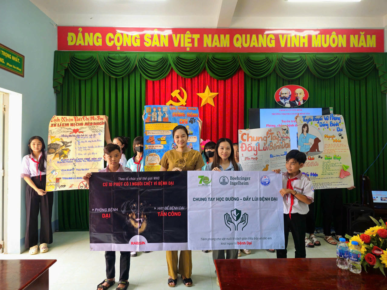 Các học sinh trường Tiểu học &amp; Trung học cơ sở Tuyên Bình Tân vẽ tranh cổ động phòng chống bệnh dại