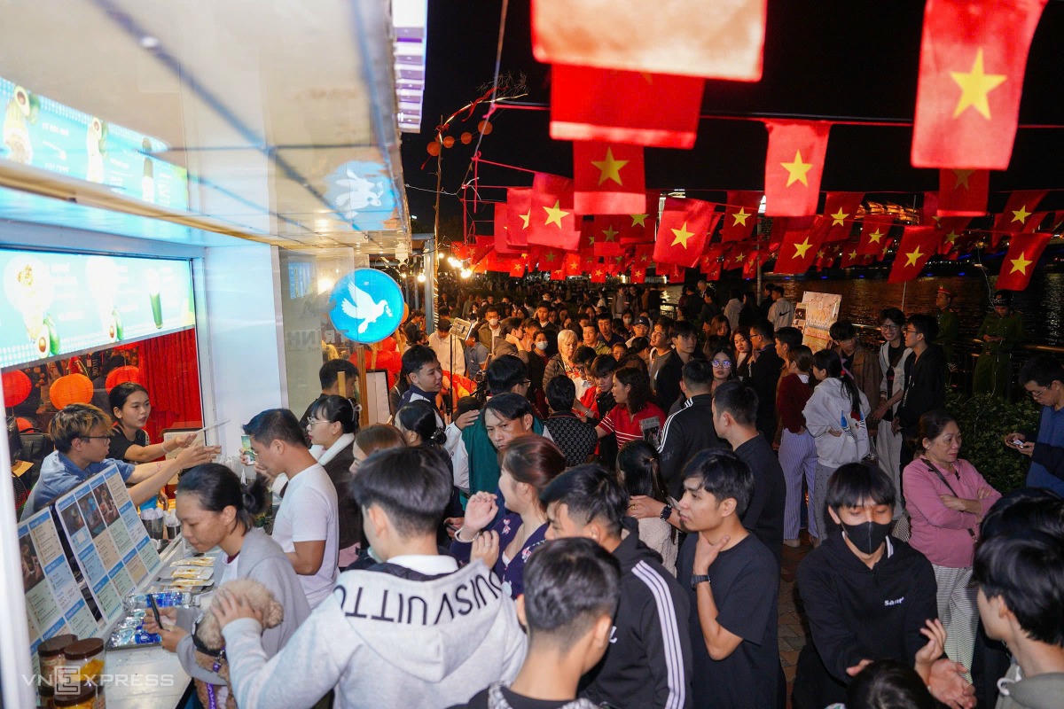 Biển người hân hoan xuống phố, vỡ òa cảm xúc khoảnh khắc chuyển giao sang năm mới 2026
