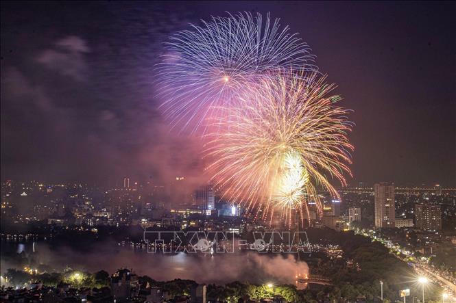 Điểm bắn pháo hoa tại Công viên Thống nhất (Hà Nội) chào mừng kỷ niệm 80 năm Cách mạng Tháng Tám và Quốc khánh 2/9. Ảnh: TTXVN