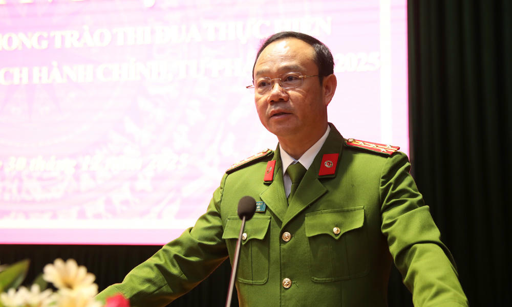 Đại tá Thân Văn Duy, Phó Giám đốc Công an tỉnh phát biểu tại hội nghị.

