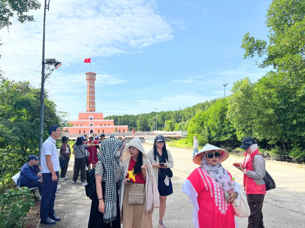 Du khách tham quan khu du lịch Mũi Cà Mau (xã Đất Mũi).