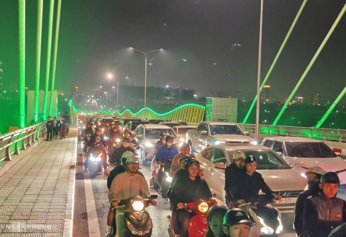 Người, xe nối nhau trên cầu Hoàng Gia từ nội đô sang đảo Vũ Yên đêm 31/12. Ảnh: Lê Tân - VNExpress