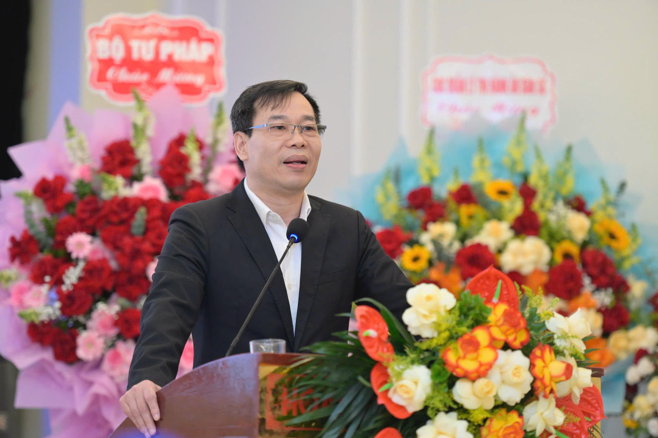 Ông Đỗ Đức Hồng Hà – Phó Chủ nhiệm Ủy ban Pháp luật và Tư pháp của Quốc hội khóa XV phát biểu tại hội nghị