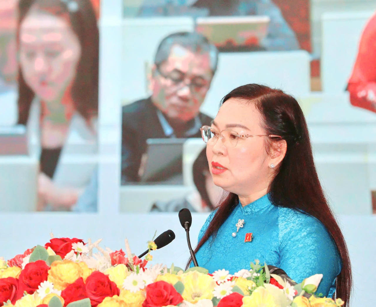 Bà Lý Anh Thư, Phó Trưởng đoàn chuyên trách Đoàn ĐBQH tỉnh phát biểu tại Hội nghị.