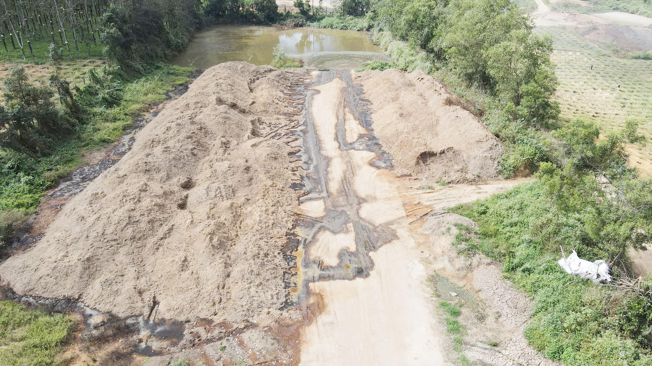 Bãi chất thải nằm sát bên hông nhà máy chế biến tinh bột sắn Vi Na Kon Tum rộng hàng ngàn mét vuông.