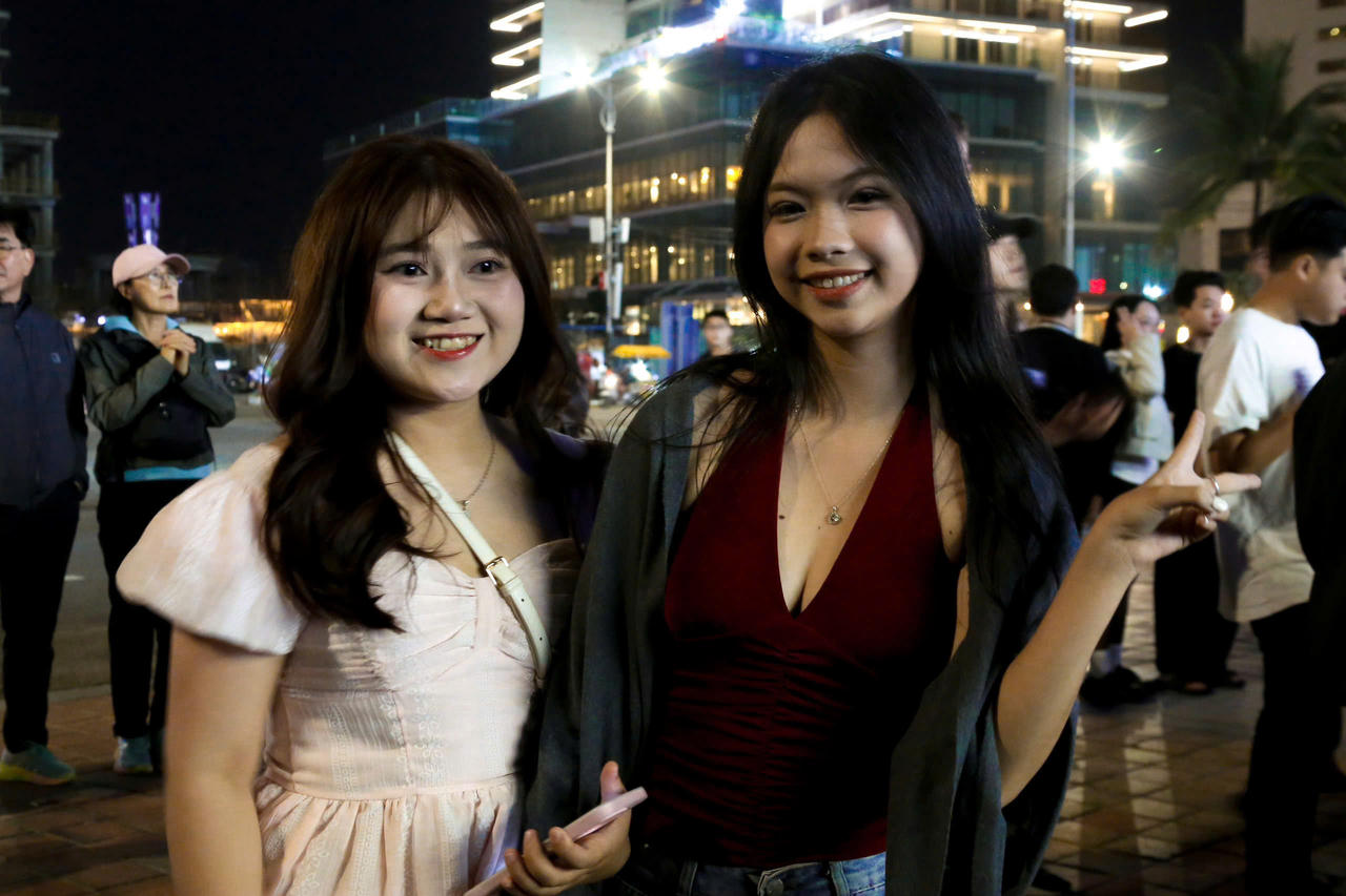 Du khách tham gia vui chơi, check-in, lưu giữ những khoảnh khắc ý nghĩa trong đêm giao thừa.