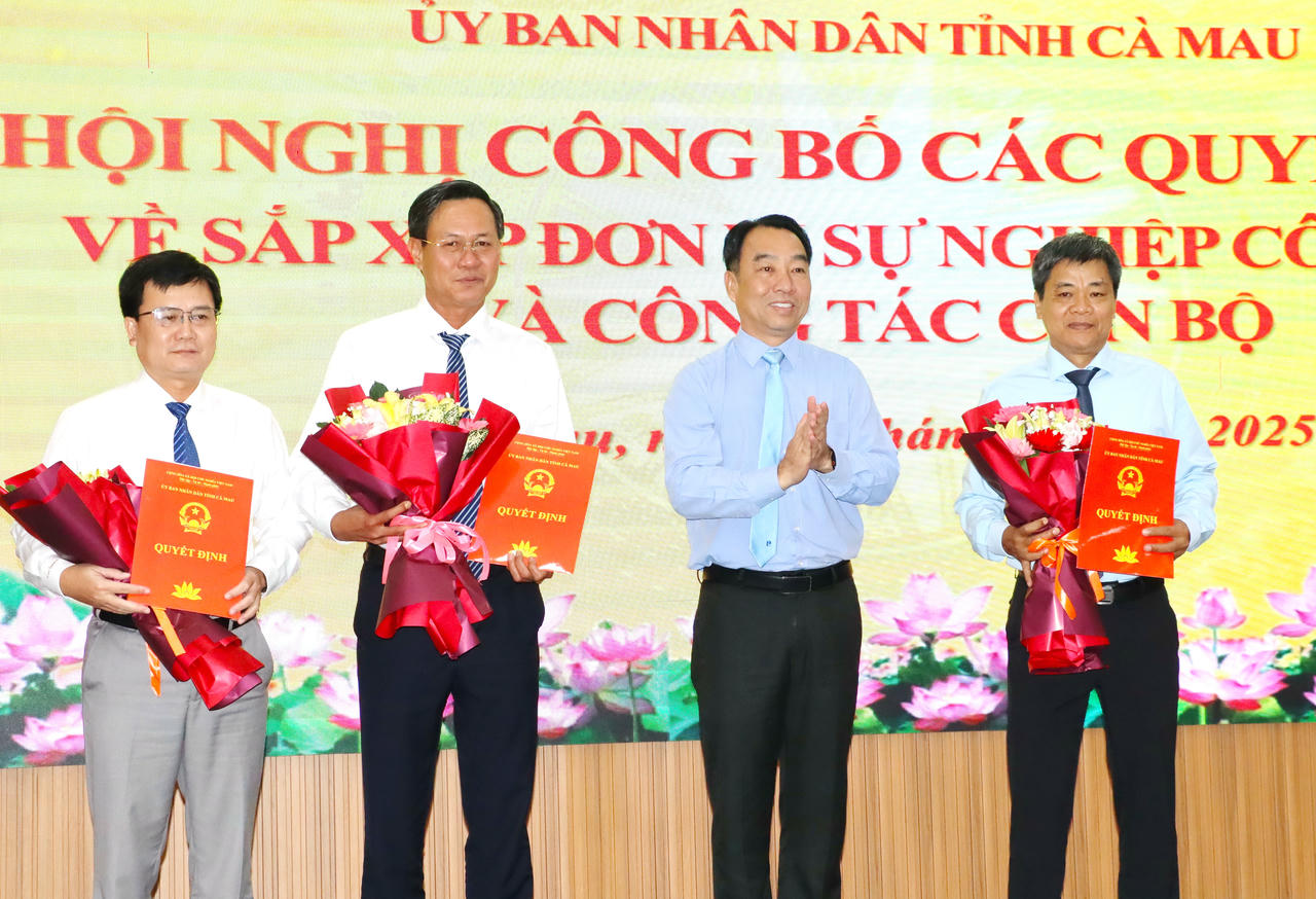 Ông Lữ Quang Ngời – Phó Bí thư Tỉnh ủy, Chủ tịch UBND tỉnh Cà Mau trao Quyết định và hoa chúc mừng các Ban Quản lý dự án.