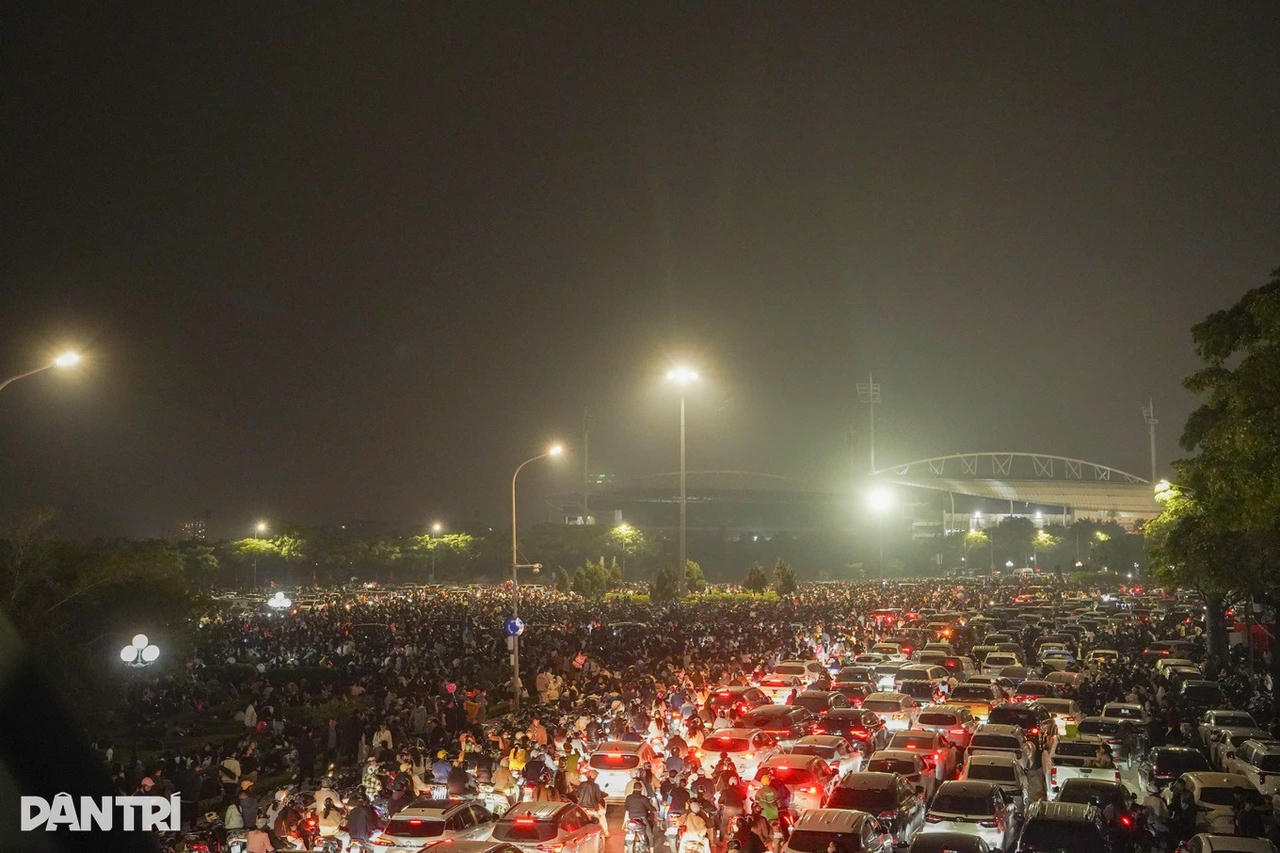 22h30, tại đường Lê Quang Đạo (phường Từ Liêm, Hà Nội), người dân, xe cộ nườm nượp đổ về trước trường đua F1 để chờ xem pháo hoa. (Ảnh: Dân Trí)