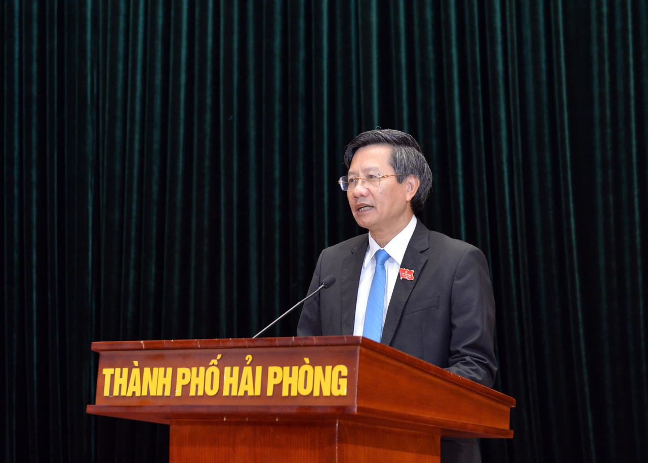 Phó Chủ tịch Thường trực UBND TP Hải Phòng Lê Anh Quân trình bày tại Kỳ họp. (Ảnh: Hải Anh)