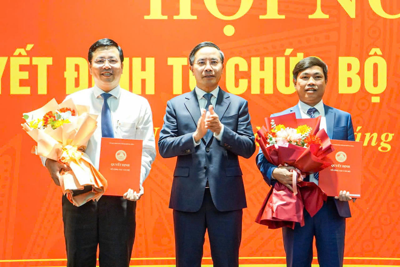 Ông Nguyễn Văn Thường (ngoài cùng bên phải) được bổ nhiệm giữ chức Giám đốc Ban QLDA đầu tư xây dựng công trình giao thông và nông nghiệp.