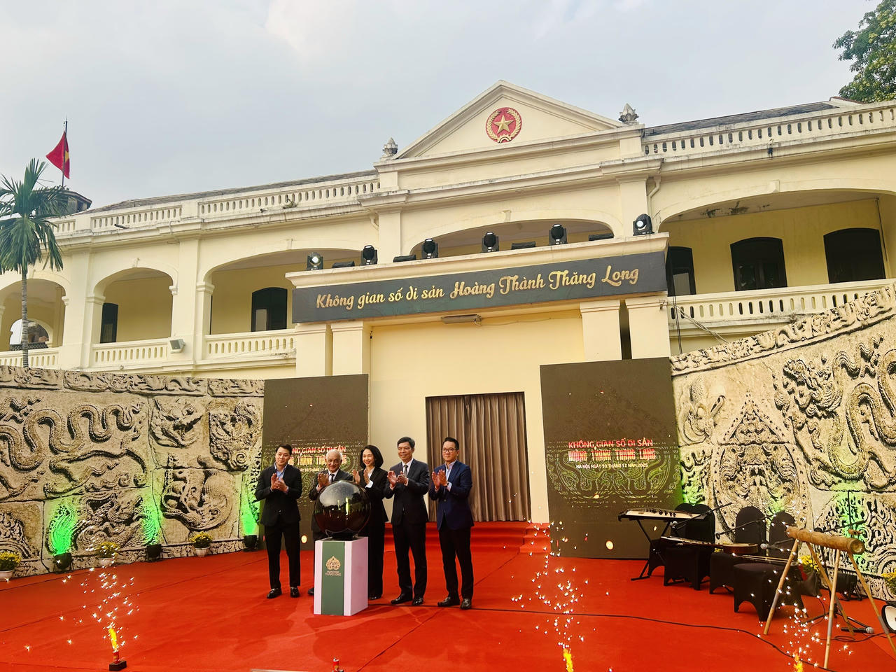 Các đại biểu tại Lễ ra mắt vở trình diễn “Kinh đô Thăng Long” ứng dụng công nghệ 3D mapping và Không gian trải nghiệm số (ảnh Thùy Dương).