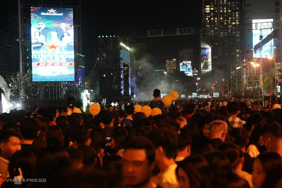 Dòng người tập trung ở đường Trần Phú đón giáo thừa. Ảnh: Bùi Toàn - VNExpress