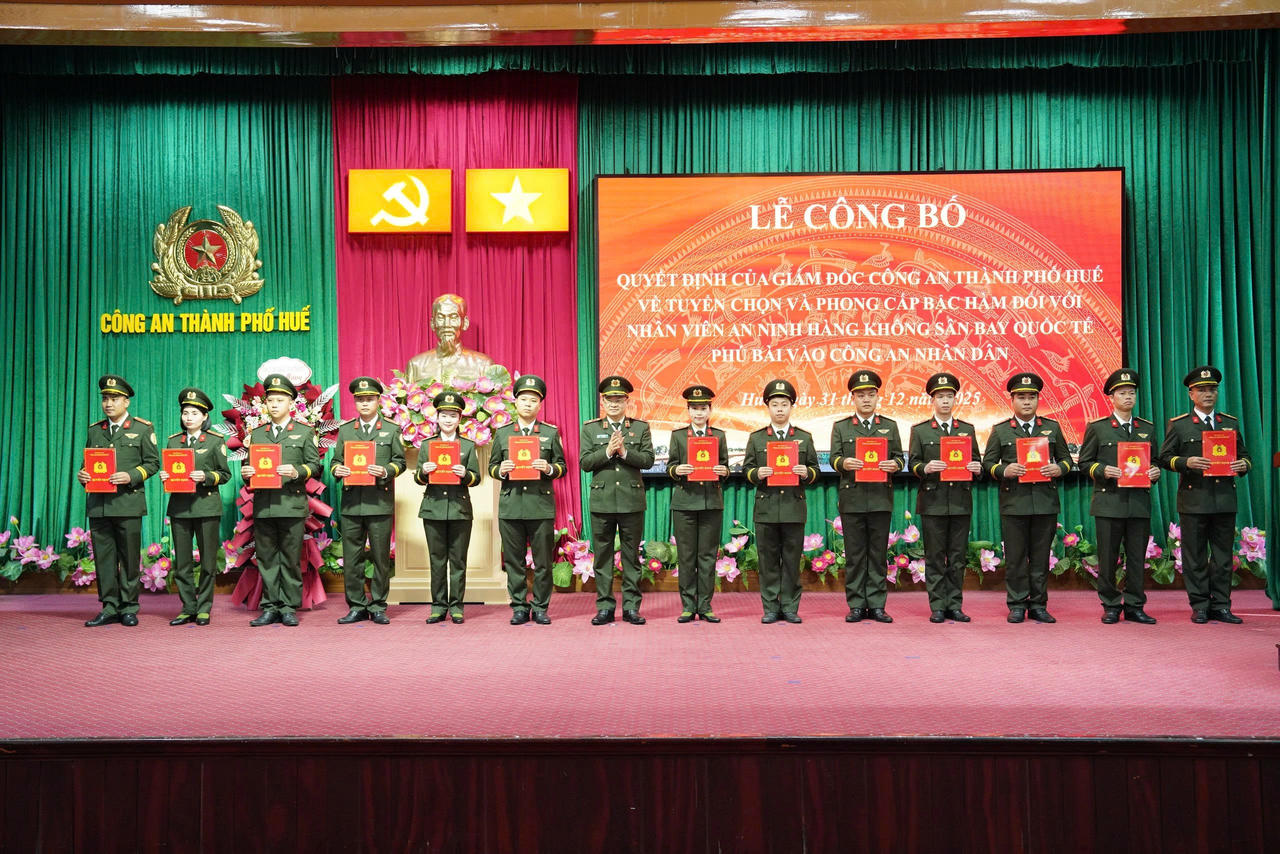 Thiếu tướng Nguyễn Thanh Tuấn trao quyết định tuyển chọn và phong cấp bậc hàm đối với nhân viên An ninh hàng không sân bay quốc tế Phú Bài vào CAND.